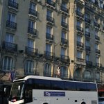 Touringcar voor een hotel